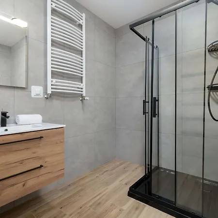 Апартаменти Elegant In With Garden Desk And Parking By Renters Ґлівіце