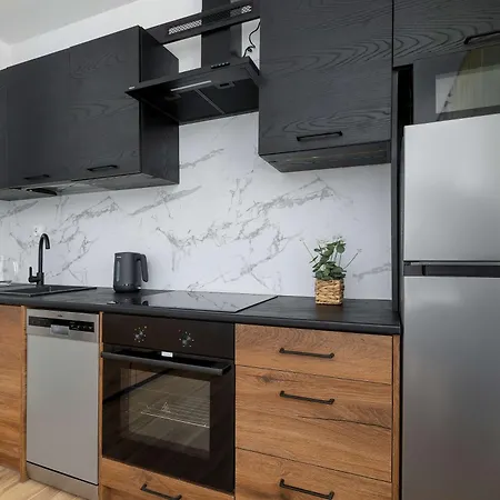 Elegant Apartment In Gliwice With Garden Desk And Parking By Heyrent *