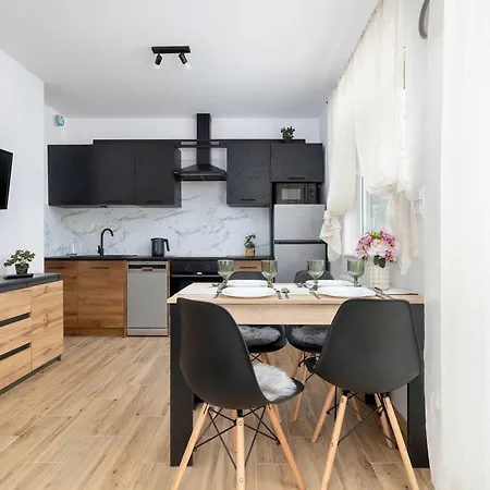 Elegant Apartment In Gliwice With Garden Desk And Parking By Heyrent Apartmán