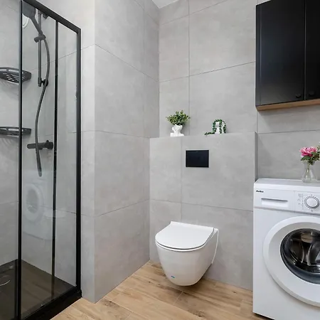 Elegant In With Garden Desk And Parking By Renters