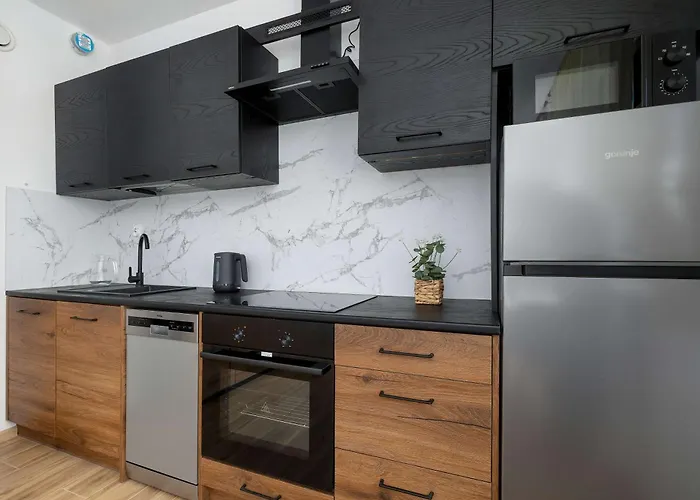 Elegant In With Garden Desk And Parking By Renters *