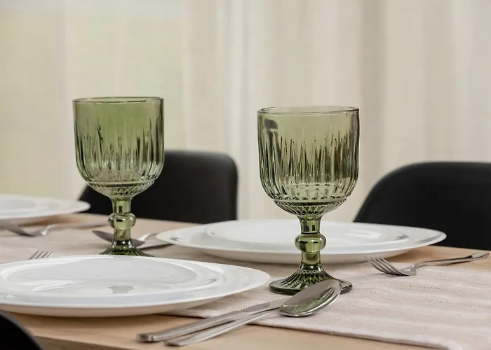 Elegant In With Garden Desk And Parking By Renters *