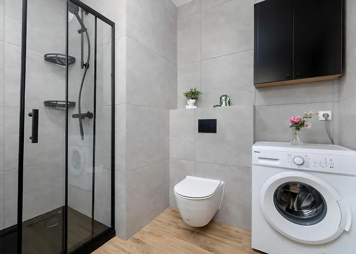 Elegant In With Garden Desk And Parking By Renters